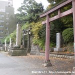 品川神社の鳥居前（第一京浜国道側）