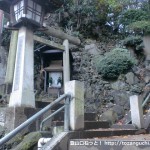 品川神社の石段の中間にある富士塚の入口