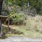 知生の集落の民家の裏にある知生山の登山道入口
