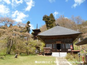 大法寺の本堂と三重塔（長野県青木村）