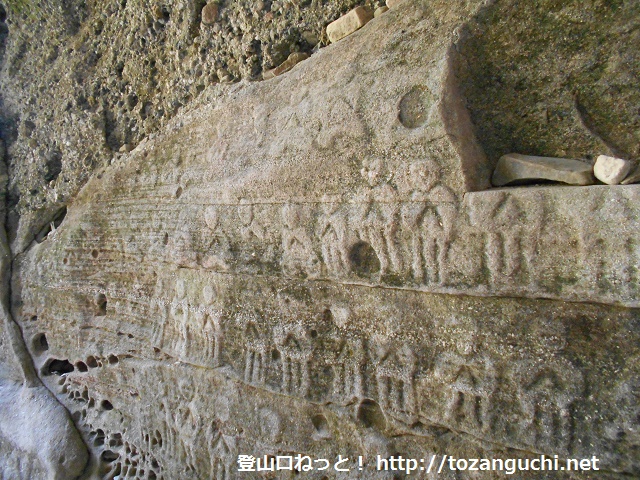 秩父札所三十一番の観音院の本堂裏側の岩窟壁面に彫られた石仏群