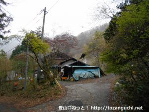 両神山の白井差新道コースの登山口の入山受付のある民家