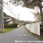 松井田バス停横の信号から右に入りまっすぐ進む