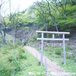 二子山・武川岳の富士浅間神社を経由するコース（あしがくぼキャンプ場から登るコース）の登山口にある富士浅間神社の鳥居