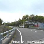 小野上駅から十二ヶ岳登山口に行く途中で左カーブの橋を渡るところ