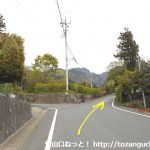 小野上駅から十二ヶ岳登山口に行く途中で分岐を右へ