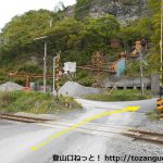 小野上駅東側の旭石材工業㈱前の踏切を渡る