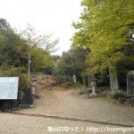 大宮浅間神社の本殿右側にある尾張富士の登山道入口前
