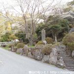 白鳥神社の本殿手前の赤い橋の手前の車道