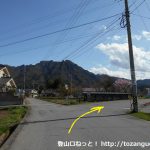 上田電鉄の舞田駅前の車道が県道８２号線に交わる交差点の少し先のＴ字路