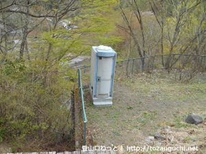 諏訪山の登山口に設置してある簡易トイレ