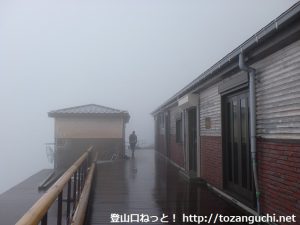 富士山の七合目の小屋前