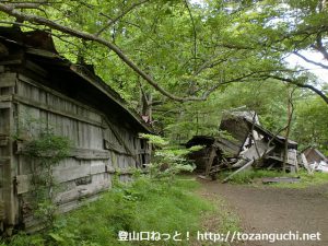 富士山の吉田口登山道の三軒茶屋跡の朽ちた小屋