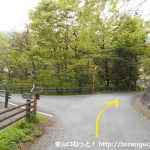 武州日野駅から熊倉山の城山コース登山口に向かう途中の三叉路