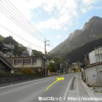 武甲山の表参道コース登山口に向かう途中の採石場前の車道