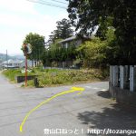 小川町駅から官ノ倉山の登山口に向かう途中の八幡神社に突き当たって左折してすぐに右折