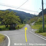 棒ノ嶺（棒ノ折山）の滝ノ平尾根コース登山口手前のＴ字路