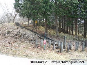 七曲峠の松ノ沢峠方面に向かうハイキングコースの入口