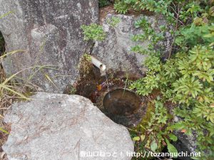 犬伏山登山口の水場