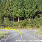 神郷温泉バス停から東に進みすぐ先のＴ字路を右折しその先のＴ字路を左折
