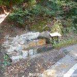 津黒山の登山口に行く途中の車道沿いにある湧水の水汲み場
