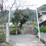 千磐神社の参道入口から参道を見る
