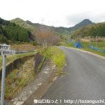 夢さき夢のさとの明神山登山口に向かう道の入口に設置してある道標