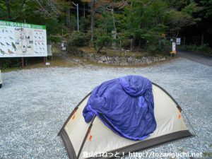 笠形神社の大鳥居前にテントを張る