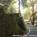 作山の八幡神社前の車道
