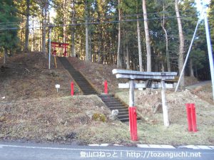 御正体山の登山口となる三輪神社の参道入口