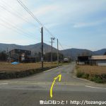 曽根バス停前のＴ字路からわき道に入る