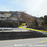 檜峯神社前バス停から坂道を上る