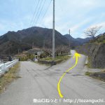 檜峯神社前バス停から坂道を上って国道137号線を横切ったらその先の分岐を右へ