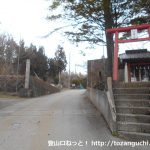 石割神社前宮を右に見送り石割神社の参道入口の方に進む