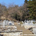 笹子雁ヶ腹摺山の登山口前の墓地の階段
