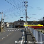 飯山観音前バス停横の赤い欄干の橋を渡る
