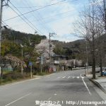寄バス停前の県道710号線を新松田の方に歩く