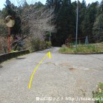 田代向の宮地山・シダンゴ山登山コースの入口手前のＴ字路