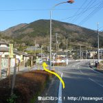 矢倉沢バス停横の交差点を右折した先を左に入る