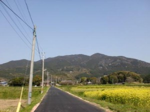 門前バス停から見る湯川山の画像