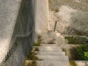 西山登山口の先にある砂防ダムの階段の画像