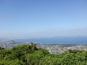 宮地山と在自山の縦走路にある展望所から見る福間海岸の画像