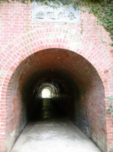 太宰府天満宮裏にある千と千尋の神隠し的なトンネルの画像