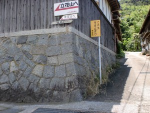梅岳寺の少し先の路地の画像
