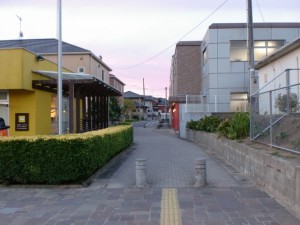 ＪＲ原田駅横の駐輪場通り抜け通路の画像
