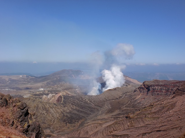 阿蘇中岳登山道から見下ろす阿蘇の火口の画像