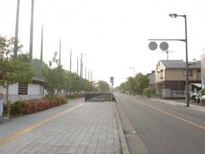 太宰府市立学業院中学校前の車道の画像