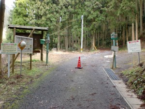 黒木登山口への林道の一般車両行き止まりの箇所の画像