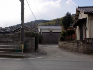 赤井手バス停から赤井手登山口への路地入口の画像