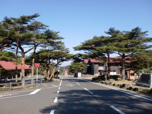 えびの高原とえびの高原バス停（左側の建物の前にバス停があります）。の画像